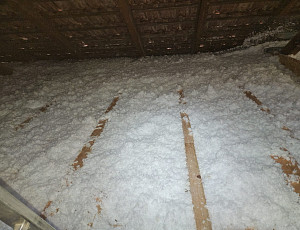 Zateplení stropu patrového rodinného domu pomocí foukané izolace